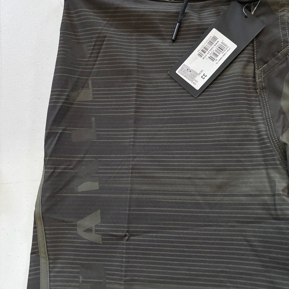 New mens Oakley board shorts various sizes - Picture 2 of 6